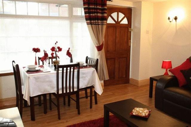 Robertsbridge Retreat At Cornhill Self Catering Apartments Стая снимка